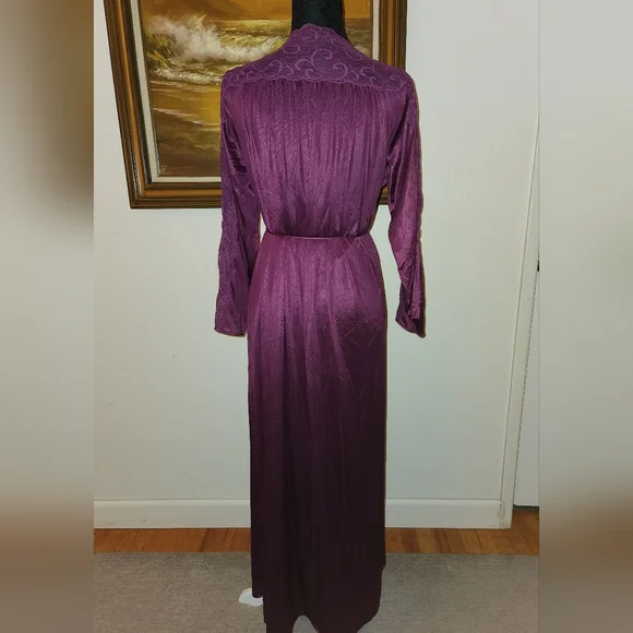 Vintage 1960s Maidenform Lace Accented Robe